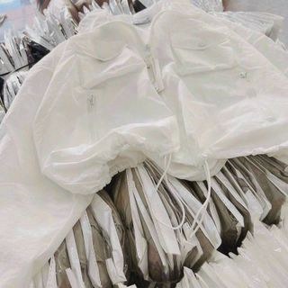 Áo khoác dù trượt nước dáng lửng 2 lớp, 2 túi ngực có nắp, dây rút lai 2 bên