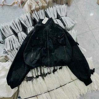 Áo khoác dù trượt nước dáng lửng 2 lớp, 2 túi ngực có nắp, dây rút lai 2 bên