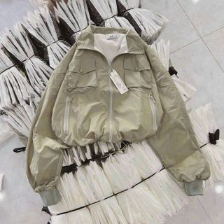 Áo khoác dù trượt nước dáng lửng 2 lớp, 2 túi ngực có nắp, dây rút lai 2 bên