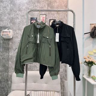 Áo khoác dù trượt nước dáng lửng 2 lớp, 2 túi ngực có nắp, dây rút lai 2 bên