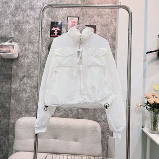 Áo khoác dù trượt nước dáng lửng 2 lớp, 2 túi ngực có nắp, dây rút lai 2 bên