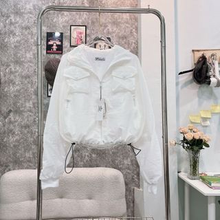 Áo khoác dù trượt nước dáng lửng 2 lớp, 2 túi ngực có nắp, dây rút lai 2 bên