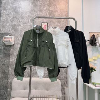 Áo khoác dù trượt nước dáng lửng 2 lớp, 2 túi ngực có nắp, dây rút lai 2 bên
