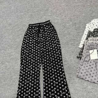 (Chất vải đẹp) Quần ống loe chất lem tâm mềm min logo in hoạ tiết form dưới 65kg . (Chất vải đẹp) Quần ống loe chất lem tâm mềm min logo in hoạ tiết form dưới 65kg .