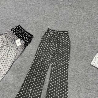 (Chất vải đẹp) Quần ống loe chất lem tâm mềm min logo in hoạ tiết form dưới 65kg . (Chất vải đẹp) Quần ống loe chất lem tâm mềm min logo in hoạ tiết form dưới 65kg .