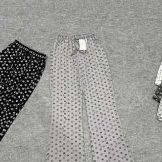 (Chất vải đẹp) Quần ống loe chất lem tâm mềm min logo in hoạ tiết form dưới 65kg . (Chất vải đẹp) Quần ống loe chất lem tâm mềm min logo in hoạ tiết form dưới 65kg .