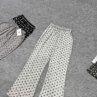 (Chất vải đẹp) Quần ống loe chất lem tâm mềm min logo in hoạ tiết form dưới 65kg . (Chất vải đẹp) Quần ống loe chất lem tâm mềm min logo in hoạ tiết form dưới 65kg .