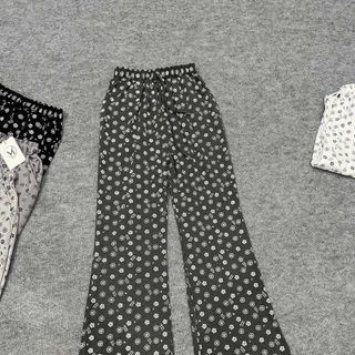 (Chất vải đẹp) Quần ống loe chất lem tâm mềm min logo in hoạ tiết form dưới 65kg . (Chất vải đẹp) Quần ống loe chất lem tâm mềm min logo in hoạ tiết form dưới 65kg .