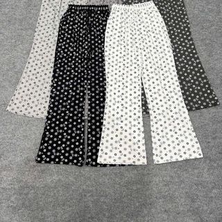 (Chất vải đẹp) Quần ống loe chất lem tâm mềm min logo in hoạ tiết form dưới 65kg . (Chất vải đẹp) Quần ống loe chất lem tâm mềm min logo in hoạ tiết form dưới 65kg .