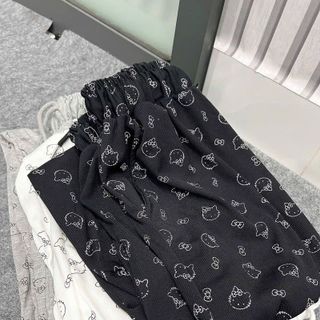 ( Chất vải đẹp ) Quần ống loe chất lem tăm mềm mịn logo in form dưới 65kg ( Chất vải đẹp ) Quần ống loe chất lem tăm mềm mịn logo in form dưới 65kg