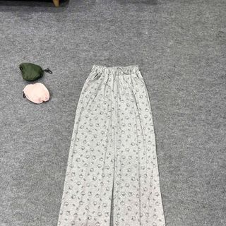 ( Chất vải đẹp ) Quần ống loe chất lem tăm mềm mịn logo in form dưới 65kg ( Chất vải đẹp ) Quần ống loe chất lem tăm mềm mịn logo in form dưới 65kg