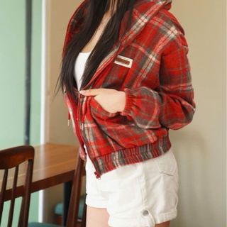 Sơ mi caro có nón dáng lửng chất nỉ dạ mềm mịn, cổ cao 2 túi thêu logo Sơ mi caro có nón dáng lửng chất nỉ dạ mềm mịn, cổ cao 2 túi thêu logo