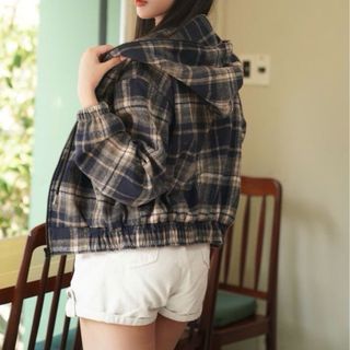 Sơ mi caro có nón dáng lửng chất nỉ dạ mềm mịn, cổ cao 2 túi thêu logo Sơ mi caro có nón dáng lửng chất nỉ dạ mềm mịn, cổ cao 2 túi thêu logo