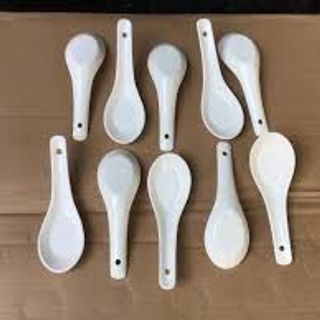 Thìa soup, muỗng sứ, muỗng sứ trắng viền đen, muỗng ăn cơm bằng sứ trắng đơn giản.