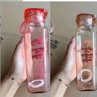 Bình Thủy Tinh Màu Đựng Nước Rhomb In Chữ Kèm Dây Xách Cao Cấp