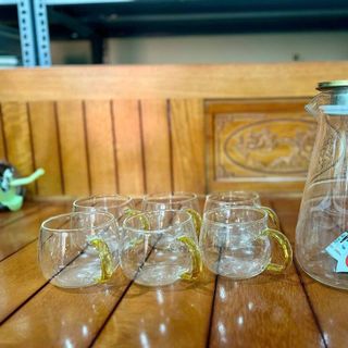 Bộ bình kèm 6 cốc thủy tinh sang trọng có màu vàng