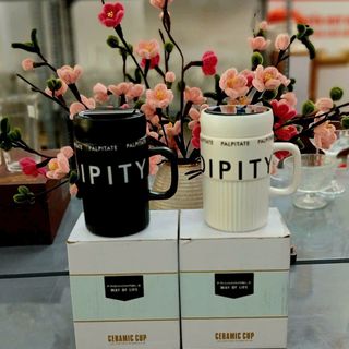 Ly cốc sứ Black and white text straight line