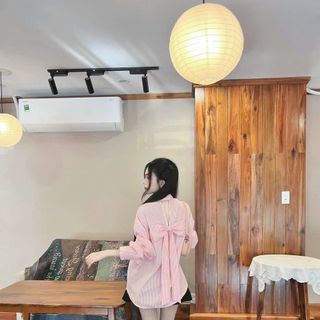 Áo Sơ Mi Nữ Tay Dài Đính Nơ Phía Sau Lưng Form Rộng Bigsize Xinh Đẹp Cao Cấp Dễ Thương Áo Sơ Mi Nữ Tay Dài Đính Nơ Phía Sau Lưng Form Rộng Bigsize Xinh Đẹp Cao Cấp Dễ Thương