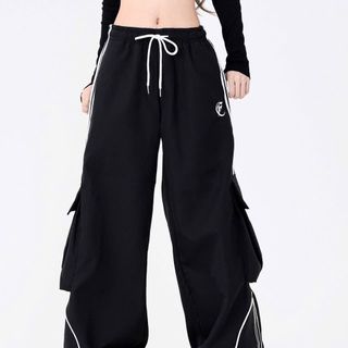 Quần Jogger Nam Nữ, Quần Ống Rộng Unisex Vải Dù Logo Thêu Có Dây Rút Lai,Chạy Chỉ decan 2 Bên Sườn Quần Jogger Nam Nữ, Quần Ống Rộng Unisex Vải Dù Logo Thêu Có Dây Rút Lai,Chạy Chỉ decan 2 Bên Sườn