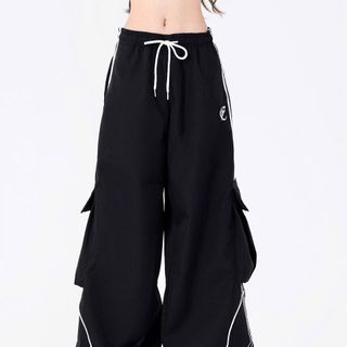 Quần Jogger Nam Nữ, Quần Ống Rộng Unisex Vải Dù Logo Thêu Có Dây Rút Lai,Chạy Chỉ decan 2 Bên Sườn Quần Jogger Nam Nữ, Quần Ống Rộng Unisex Vải Dù Logo Thêu Có Dây Rút Lai,Chạy Chỉ decan 2 Bên Sườn