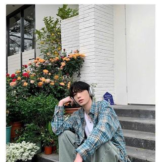 Áo khoác sơ mi dài tay cổ bẻ  canh sọc chất kate cotton có túi trước 2 bên như hình .