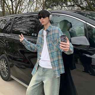 Áo khoác sơ mi dài tay cổ bẻ  canh sọc chất kate cotton có túi trước 2 bên như hình .