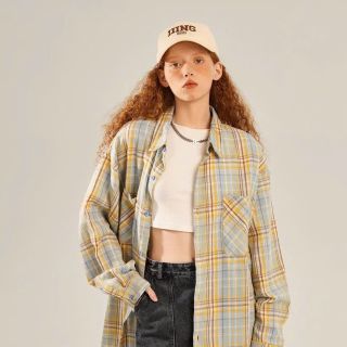 Áo khoác sơ mi dài tay cổ bẻ  canh sọc chất kate cotton có túi trước 2 bên như hình .