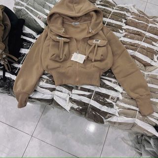 Áo khoác dáng lửng croptop có nón chất nỉ dệt XK dày túi nắp logo M Áo khoác dáng lửng croptop có nón chất nỉ dệt XK dày túi nắp logo M