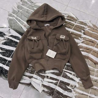 Áo khoác dáng lửng croptop có nón chất nỉ dệt XK dày túi nắp logo M Áo khoác dáng lửng croptop có nón chất nỉ dệt XK dày túi nắp logo M