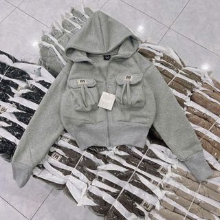 Áo khoác dáng lửng croptop có nón chất nỉ dệt XK dày túi nắp logo M Áo khoác dáng lửng croptop có nón chất nỉ dệt XK dày túi nắp logo M