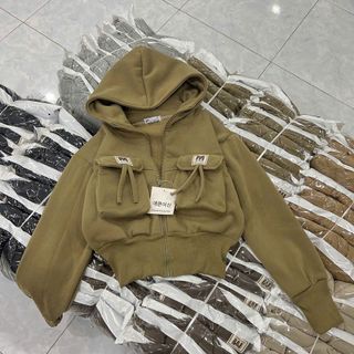 Áo khoác dáng lửng croptop có nón chất nỉ dệt XK dày túi nắp logo M Áo khoác dáng lửng croptop có nón chất nỉ dệt XK dày túi nắp logo M