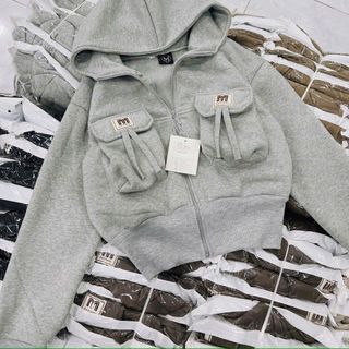 Áo khoác dáng lửng croptop có nón chất nỉ dệt XK dày túi nắp logo M Áo khoác dáng lửng croptop có nón chất nỉ dệt XK dày túi nắp logo M