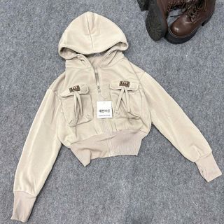 Áo khoác dáng lửng croptop có nón chất nỉ dệt XK dày túi nắp logo M Áo khoác dáng lửng croptop có nón chất nỉ dệt XK dày túi nắp logo M