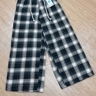 Quần ống rộng kẻ sọc chất nỉ dạ caro dày dặn phối dây luồng lai kèm dây thừng chun.