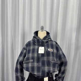 Sơ mi caro có nón dáng lửng chất nỉ dạ mềm mịn, cổ cao 2 túi thêu logo Sơ mi caro có nón dáng lửng chất nỉ dạ mềm mịn, cổ cao 2 túi thêu logo