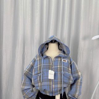 Sơ mi caro có nón dáng lửng chất nỉ dạ mềm mịn, cổ cao 2 túi thêu logo Sơ mi caro có nón dáng lửng chất nỉ dạ mềm mịn, cổ cao 2 túi thêu logo