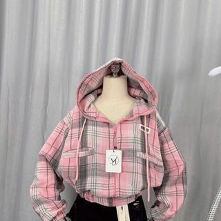 Sơ mi caro có nón dáng lửng chất nỉ dạ mềm mịn, cổ cao 2 túi thêu logo Sơ mi caro có nón dáng lửng chất nỉ dạ mềm mịn, cổ cao 2 túi thêu logo