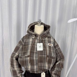 Sơ mi caro có nón dáng lửng chất nỉ dạ mềm mịn, cổ cao 2 túi thêu logo Sơ mi caro có nón dáng lửng chất nỉ dạ mềm mịn, cổ cao 2 túi thêu logo