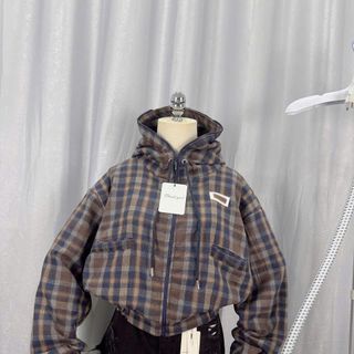 Sơ mi caro có nón dáng lửng chất nỉ dạ mềm mịn, cổ cao 2 túi thêu logo Sơ mi caro có nón dáng lửng chất nỉ dạ mềm mịn, cổ cao 2 túi thêu logo