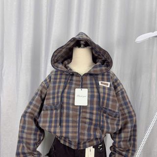 Sơ mi caro có nón dáng lửng chất nỉ dạ mềm mịn, cổ cao 2 túi thêu logo Sơ mi caro có nón dáng lửng chất nỉ dạ mềm mịn, cổ cao 2 túi thêu logo