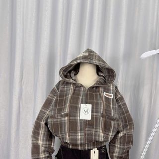 Sơ mi caro có nón dáng lửng chất nỉ dạ mềm mịn, cổ cao 2 túi thêu logo Sơ mi caro có nón dáng lửng chất nỉ dạ mềm mịn, cổ cao 2 túi thêu logo