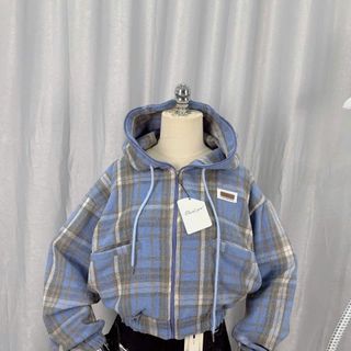 Sơ mi caro có nón dáng lửng chất nỉ dạ mềm mịn, cổ cao 2 túi thêu logo Sơ mi caro có nón dáng lửng chất nỉ dạ mềm mịn, cổ cao 2 túi thêu logo