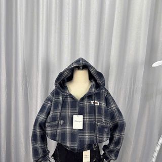 Sơ mi caro có nón dáng lửng chất nỉ dạ mềm mịn, cổ cao 2 túi thêu logo Sơ mi caro có nón dáng lửng chất nỉ dạ mềm mịn, cổ cao 2 túi thêu logo