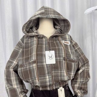 Sơ mi caro có nón dáng lửng chất nỉ dạ mềm mịn, cổ cao 2 túi thêu logo Sơ mi caro có nón dáng lửng chất nỉ dạ mềm mịn, cổ cao 2 túi thêu logo