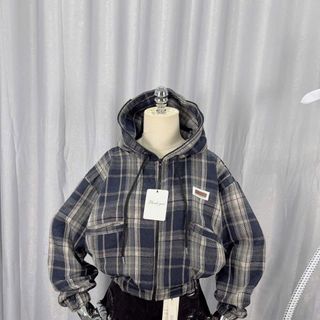 Sơ mi caro có nón dáng lửng chất nỉ dạ mềm mịn, cổ cao 2 túi thêu logo Sơ mi caro có nón dáng lửng chất nỉ dạ mềm mịn, cổ cao 2 túi thêu logo