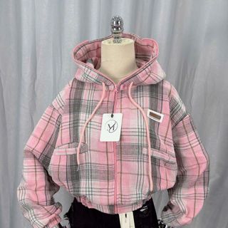 Sơ mi caro có nón dáng lửng chất nỉ dạ mềm mịn, cổ cao 2 túi thêu logo Sơ mi caro có nón dáng lửng chất nỉ dạ mềm mịn, cổ cao 2 túi thêu logo