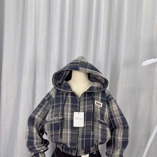 Sơ mi caro có nón dáng lửng chất nỉ dạ mềm mịn, cổ cao 2 túi thêu logo Sơ mi caro có nón dáng lửng chất nỉ dạ mềm mịn, cổ cao 2 túi thêu logo