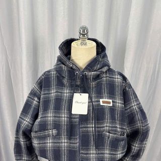 Sơ mi caro có nón dáng lửng chất nỉ dạ mềm mịn, cổ cao 2 túi thêu logo Sơ mi caro có nón dáng lửng chất nỉ dạ mềm mịn, cổ cao 2 túi thêu logo