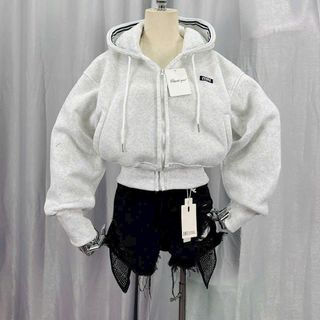 Áo khoác dáng lửng logo thêu Miu nón rộng chạy viền có túi trong chất nỉ bông dày mịn freesize dưới 65kg Áo khoác dáng lửng logo thêu Miu nón rộng chạy viền có túi trong chất nỉ bông dày mịn freesize dưới 65kg