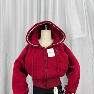 Áo khoác dáng lửng logo thêu Miu nón rộng chạy viền có túi trong chất nỉ bông dày mịn freesize dưới 65kg Áo khoác dáng lửng logo thêu Miu nón rộng chạy viền có túi trong chất nỉ bông dày mịn freesize dưới 65kg